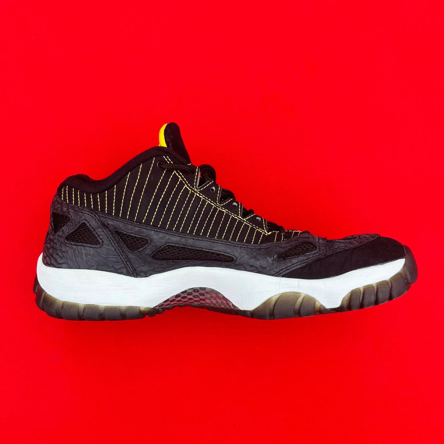 Nike Air Jordan 11 XI Low IE Black / Yellow Zest Size 11.5